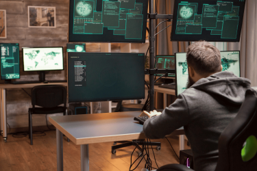 cybersecurite detection intrusion Analyste SOC surveillant les menaces cyber sur plusieurs écrans