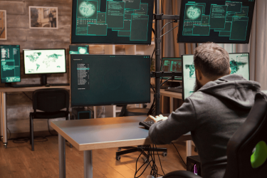 cybersecurite detection intrusion Analyste SOC surveillant les menaces cyber sur plusieurs écrans